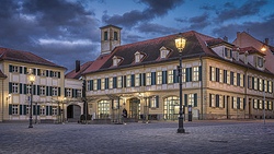 stadtuebcherei_bei_nacht.jpg