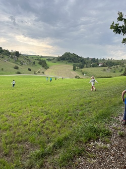 Kinder in der Landschaft des schönen Kesseltals