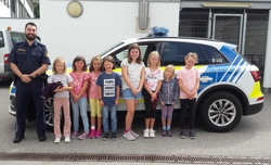 besuch polizei kinder vor einsatzfahrzeug.jpg