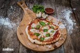 pizza-vom-grill-auf-pizzabrett.jpg