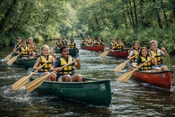 kanu fahren auf einem ruhigen fluss (1).png