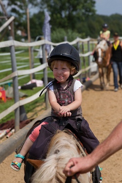 kind pony spa&szlig; reiten reitplatz s&uuml;&szlig;.jpg