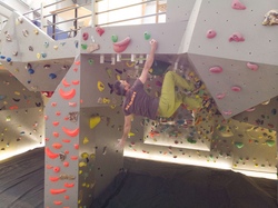 bouldern-einarmig-ueberhang.jpg