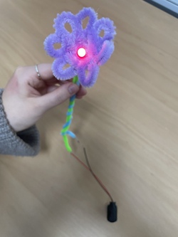 2025_leuchtende blume_grundlagen elektrotechnik_breadboard (19).jpg