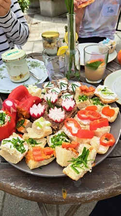 caf&eacute; &Uuml;brig1.jpg
