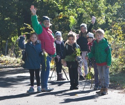 lena winkt im bergpark.jpg