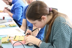 bild m&auml;dchen beim l&ouml;ten.jpg